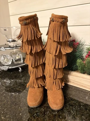 Bota Minnetonka 5 Camadas Franja Mocassim Camurça Marrom com Zíper Tamanho 6 Boho Festival - Imagem 1 de 4