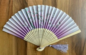 Faltbarer chinesischer Handfächer Bambus mit Quaste lila rosa Kirschblüte Schmetterling - Bild 1 von 2