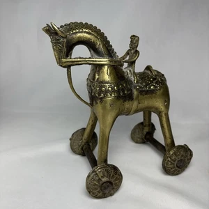 Vintage Indien Messing Pferd mit Reiter Tempel Spielzeug auf Rädern schwere verzierte Figur - Bild 1 von 11