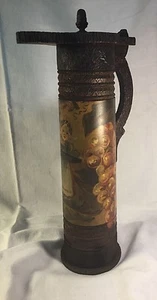 Jarra de vino de madera vintage con tapa con bisagras ~ diseño holandés de niña y uvas - Imagen 1 de 11