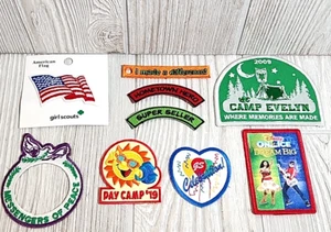 Lotto di 9 toppe Girl Scout bandiera USA, campo diurno, super venditore, eroe della città natale, pace - Foto 1 di 6
