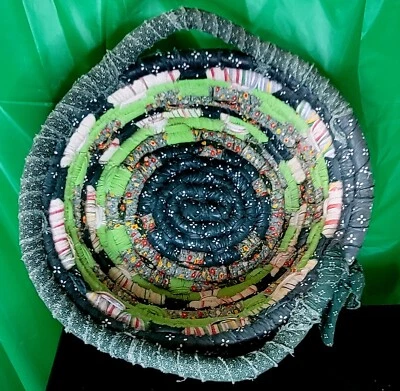 Cesta de tela de trapo cordón de algodón atada a mano cada cesta es única, 12" W 5,5" T Foto 1 de 4