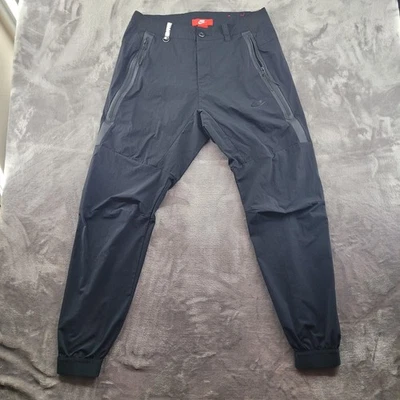 Calça Nike Masculina 32 Preta Jogger Algemada Tornozelo Zíper Bolso Atlético Caminhada Tecnologia - Imagem 1 de 4