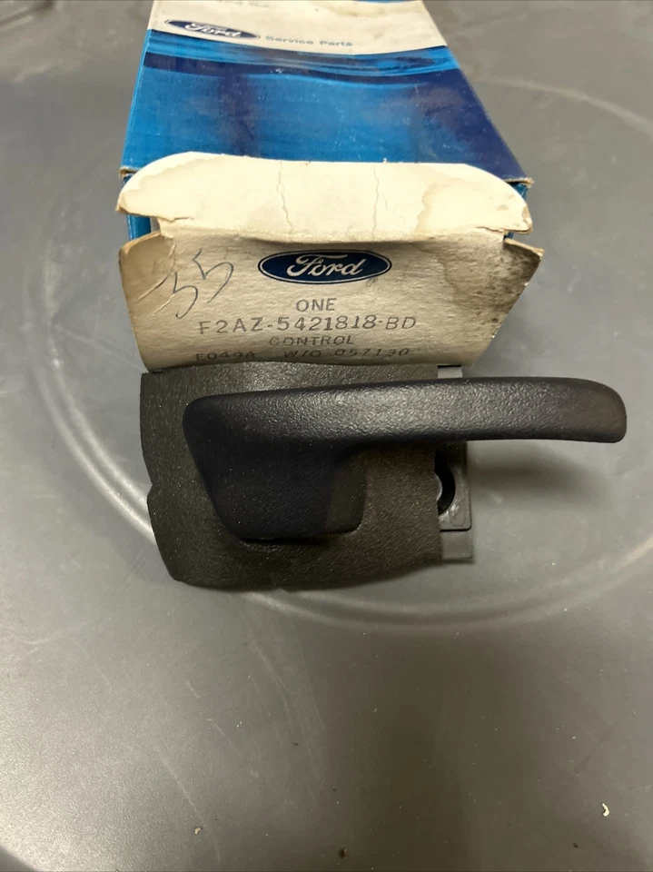 Manija de puerta interior derecha Ford F2AZ-5421818-BD Victoria Grand Marquis Foto 1 de 2