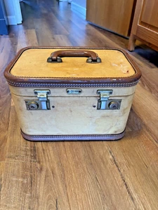 Vintage Oshkosh Train Case Cosmetic Carry On Suitcase Luggage 1950s Brown No Key - Picture 1 of 7