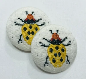 ZWEI GELBE "LOVE BUG" FRANZÖSISCH BESTICKTE MARIENKÄFER BAUMWOLLE INDIVIDUELL BEDECKTE KNÖPFE - Bild 1 von 3