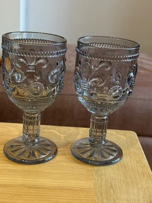 2x Calici Bloomingville ~ Principe di Galles ~ Grigio - Fleur di Lis Art Glass 16 cm - Immagine 1 di 4