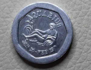 * NATIONAL TRANSPORT TOKEN 10 PENCE UK 1994 AQUARIUS JAN 20 FEB 19 #VDH50 - Picture 1 of 6