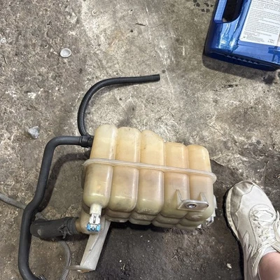 GMC SIERRA 2500 1999-2007 CAMIONETA RADIADOR REFRIGERANTE DEPÓSITO FABRICANTE DE EQUIPOS ORIGINALES 121079 Foto 1 de 2