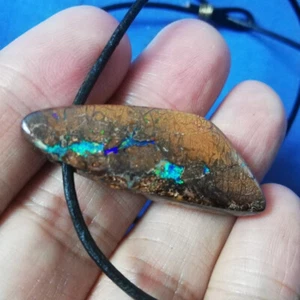 Remarkable 47.15CT +VIDEO Queensland Boulder Opal / Leather Cord - Foto 1 di 7