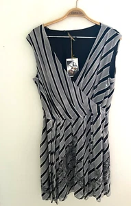 NEU UK 10 English Excentrics 100 % Seide Streifen Wickelkleid silbergrau gefüttert - Bild 1 von 11
