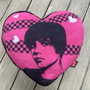 Vintage Justin Bieber Kissen in Herzform rosa schwarz kariert Design - Bild 1 von 8