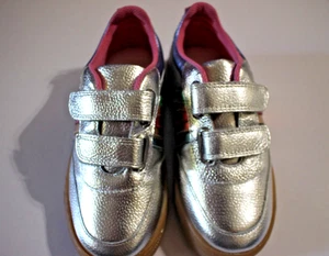 ZAPATOS DE SUELO ZAPATILLAS PARA NIÑAS TALLA 28 / EE. UU. NIÑOS TALLA 11 PLATA BRILLANTE / RAYAS - Imagen 1 de 5