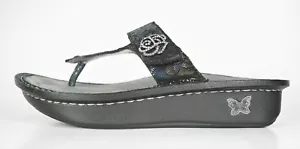 Sandali Alegria Carina taglia 38 US 8 metallizzati iridescenti benzina tanga CAR-246 - Foto 1 di 12