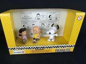 Schleich Peanuts Classic Fußball Figuren 3er Set Deutschland Lucy Charlie Snoopy - Bild 1 von 8