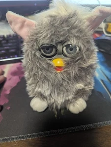 Juguete Tiger Electronics 1998 Furby modelo 70-800 gris lobo - funciona - Imagen 1 de 3