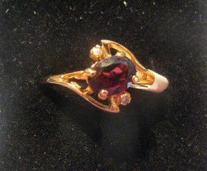 Goldfarbener modischer Ring rosa Stein mit kleinen Kunstdiamanten Größe 11 1/2 - Bild 1 von 2