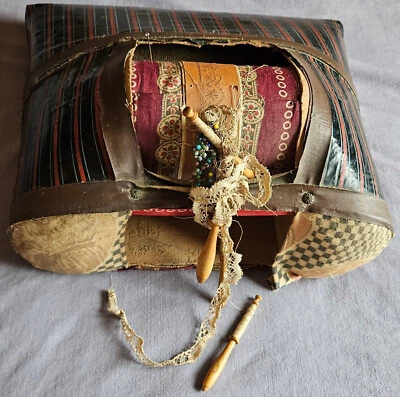 Ancien carreau de dentellière avec fuseaux et broderie dentelle de feston - Photo 1/4