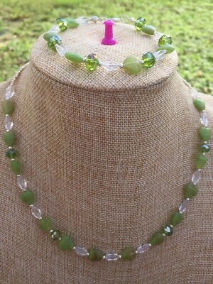 Juego de collar y pulsera de cuentas de corazón de vidrio checo transparente y verde oliva Foto 1 de 4