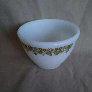 Corning Milk Glass Green Daisey Sugar Bowl. Used 2.5" Tall 3.5" Across - Picture 1 of 3