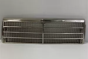 Rejilla cromada Plymouth Reliant 1983 usada OEM 4103355 - Imagen 1 de 8