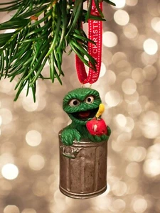 Oscar The Grouch SLIMY WORM MANZANA PVC Adorno Figura Estatuilla 3” Dije Elmo NUEVO - Imagen 1 de 2