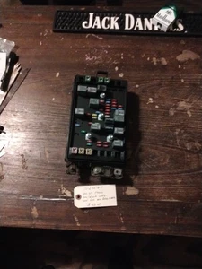 Chevy Trailblazer 2004-2005 debajo del capó motor caja de relé de fusibles OEM 15120876-1 - Imagen 1 de 4