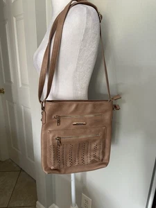 Bandolera Mudd para mujer de cuero vegano perforada rosa con correa para el hombro ajustable - Imagen 1 de 3