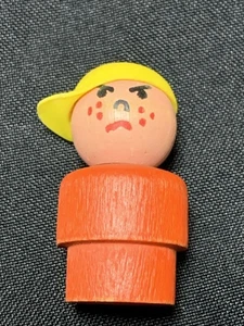 Vintage. Seltene Fisher Price Holz Little People Angry Boy roter Körper gelber Hut Figur - Bild 1 von 24