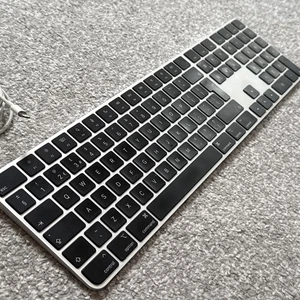 ORYGINALNA KLAWIATURA APPLE MAGIC Z KLAWIATURĄ NUMERYCZNĄ TOUCH ID CZARNA BEZPRZEWODOWA A2520 - Zdjęcie 1 z 4