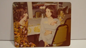 1970S VINTAGE FOUND PHOTOGRAPH COLOR ORIGINAL PHOTO FEMALE GIRL TALKING SNAPSHOT - Picture 1 of 4