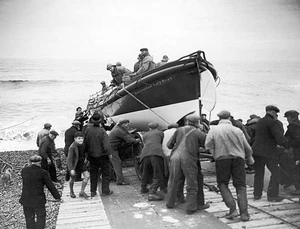 Sheringham lifeboat being launched into water in Norfolk 1935 Old Photo - Foto 1 di 1