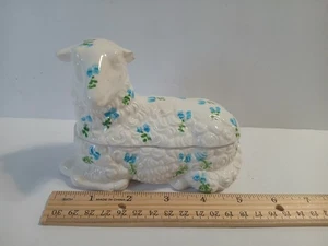 Caja de baratija vintage Enesco 1982 oveja cordero con flores azules súper rara *chipada - Imagen 1 de 9