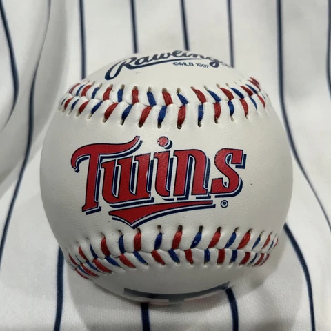 Minnesota Twins 1997 Rawlings Souvenir baseball Ball collectible Cover