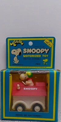 Juguete motorizado vintage Peanuts Snoopy Flying Ace Aviva todavía en paquete. Foto 1 de 4