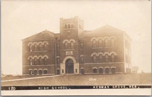 c1910s NEWMAN GROVE, Nebraska Echtfoto RPPC Postkarte "HIGH SCHOOL" unbenutzt - Bild 1 von 2