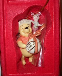 LENOX DISNEY SHOWCASE  2008 POOH'S PERFECT PRESENT CHRISTMAS ORNAMENT NIB - Picture 1 of 3