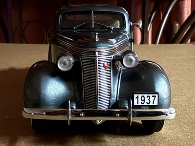 Danbury Mint 1:24 1937 Studebaker Dictator Coupe Diecast Model Car Bermuda Blue - Image 1 of 4