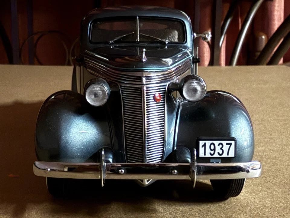 Danbury Mint 1:24 1937 Studebaker Dictator Coupe Diecast Model Car Bermuda Blue - Image 1 of 4