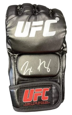 Guante Negro Autografiado/Firmado Max Holloway Inscrito Bendito UFC Certificado de Autenticidad JSA Automático Foto 1 de 2