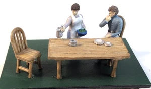 RUSTIC RAILS HO Scale- MAN & WOMAN AT TABLE #HOC2000 - 22mm Painted White Metal - Picture 1 of 4