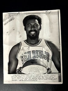 WILT CHAMBERLAIN SAN DIEGO CONQUISTADORS ABA BASKETBALL WIRE PHOTO 1973 Vintage - Picture 1 of 3