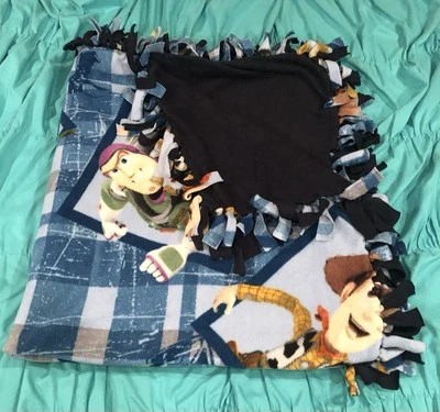 Manta hecha a mano Toy Story azul marino con nudo de corbata Foto 1 de 3