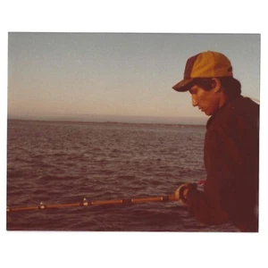 "Foto vintage de pesca de hombre década de 1980 peces animales al aire libre deportes acuáticos 4,5x3,5""" - Imagen 1 de 2