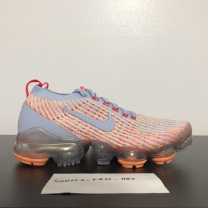 tenis preto com dourado nike