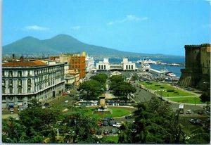 Plaza del Ayuntamiento, Estación Marítima, Castillo Nuevo y Vesubio, Nápoles, Postal - Imagen 1 de 2
