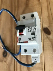 LEGRAND 32A 30MA CURVA B 6kA 30mA DOPPIO POLO RCBO TIPO AC 07736 077 36 - Foto 1 di 2