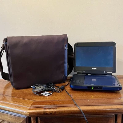 Цифровой портативный DVD-плеер RCA DRC6338T 8 дюймов с жидкокристаллическим дисплеем Dolby с двумя зарядными устройствами и чехлом - Изображение 1 из 4