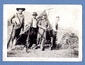 ¿Soldados y civiles de la década de 1890 Cuba? ¿FILIPINAS? Tienda de rifles FOTOGRAFÍA ORIGINAL - Imagen 1 de 1