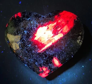 Epidota de cuarzo natural rojo/verde rubí corazón brilla bajo luz UV C766 - Imagen 1 de 8